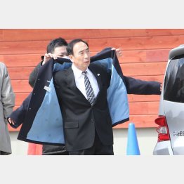 森友学園の敷地内で報道陣の前に姿を見せた籠池理事長（Ｃ）日刊ゲンダイ