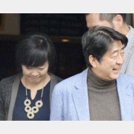 わざとらしいツーショット（Ｃ）共同通信社