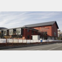 瑞穂の國記念小學院の建設工事は完成目前でストップ…（Ｃ）日刊ゲンダイ