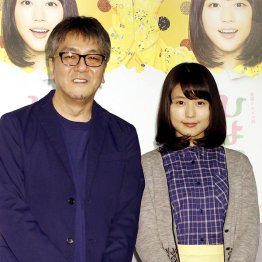 主演の有村架純（右）と脚本の奥田恵和氏（Ｃ）日刊ゲンダイ