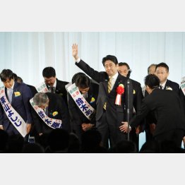 都議選候補を後ろに「まなじりを決して勝ち抜く！」と気勢を上げた安倍首相／（Ｃ）日刊ゲンダイ