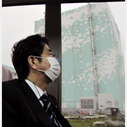 福島第１原発をバスから視察する安倍首相（自民党提供）