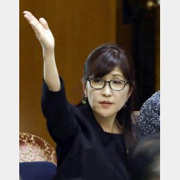 この緊迫時に…（Ｃ）日刊ゲンダイ