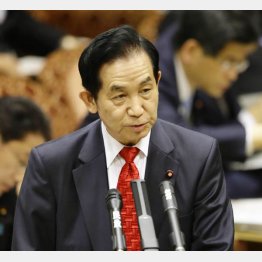 ラウンドしながら「会議」は無理（Ｃ）日刊ゲンダイ