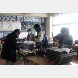 水と食料は避難所などで（２０１１年３月、宮城県の避難所にて）（Ｃ）日刊ゲンダイ