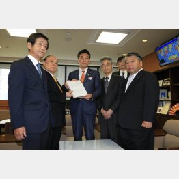「１１６万超の民意をどう受け止めるか」（署名を手にする橋本岳厚労副大臣＝中央）／（Ｃ）日刊ゲンダイ