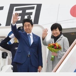 首相にくっついて笑顔で外遊（Ｃ）共同通信社