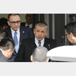 「山健組」の織田絆誠副組長（央）／（Ｃ）日刊ゲンダイ