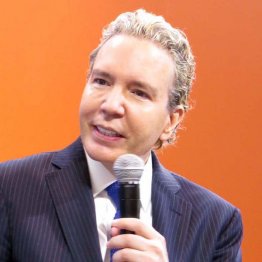 果敢にダジャレに挑むデーブ・スペクター（Ｃ）日刊ゲンダイ