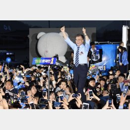 朴槿恵を追い込んだ光化門広場で最後のお願い（Ｃ）共同通信社