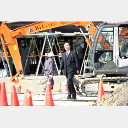 森友学園内を歩く籠池前理事長（３月）／（Ｃ）日刊ゲンダイ