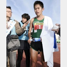 別府読売マラソンで報道陣に囲まれる（Ｃ）共同通信社