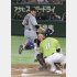 八回に好フィールディングを見せた菅野（左）／（Ｃ）日刊ゲンダイ