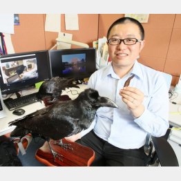 手に持っているのはスモークした肉（Ｃ）日刊ゲンダイ