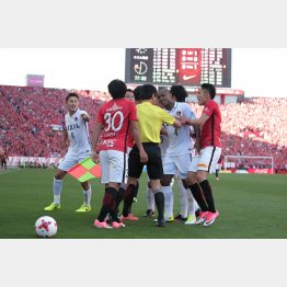 揉み合う両チームの選手たち（Ｃ）Norio ROKUKAWA／Office La Strada