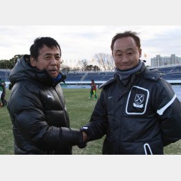 大阪体育大の先輩、星稜（石川）の河崎監督（左）と握手する黒田監督／（Ｃ）Ｎｏｒｉｏ ＲＯＫＵＫＡＷＡ／ｏｆｆｉｃｅ Ｌａ Ｓｔｒａｄａ