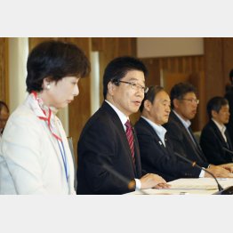 ＡＶ強要取り締まり強化・対策会議での加藤男女共同参画相と菅長官（Ｃ）共同通信社