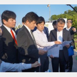 １９日に問題の加計学園用地を視察した民進党議員団（Ｃ）日刊ゲンダイ