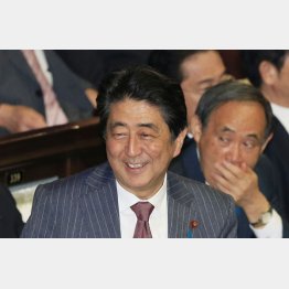 共謀罪の採決で笑顔（Ｃ）日刊ゲンダイ