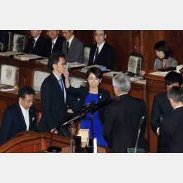 「反対」と叫んで投票（Ｃ）日刊ゲンダイ