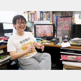 「地獄探訪」と書かれたＴシャツを着て迎えてくれた（Ｃ）日刊ゲンダイ