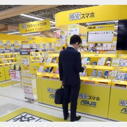 格安スマホ売り場（ビックカメラ新宿西口店）／（Ｃ）日刊ゲンダイ