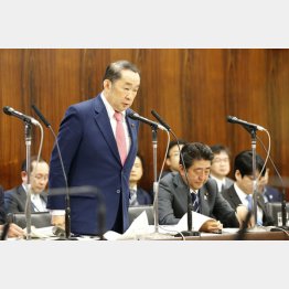 金田法相（左）にしゃべらせたくない？（Ｃ）日刊ゲンダイ