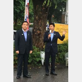 街頭に立つ内山真吾候補（右）と長島昭久（Ｃ）日刊ゲンダイ