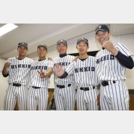 立大の溝口監督（中央）と選手たち（Ｃ）共同通信社