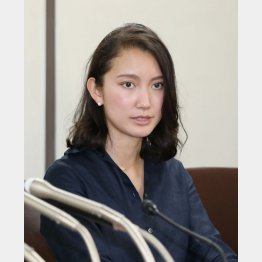 素顔で会見した詩織さん（Ｃ）日刊ゲンダイ