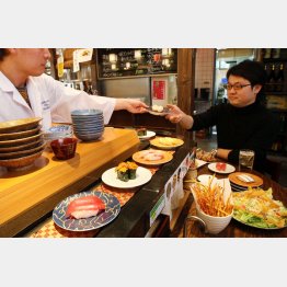 回転寿司は大人気（Ｃ）日刊ゲンダイ