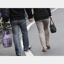 人前でもお構いなし（Ｃ）日刊ゲンダイ