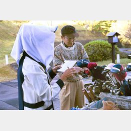 ゴルファーはキャディーが頼り（Ｃ）日刊ゲンダイ