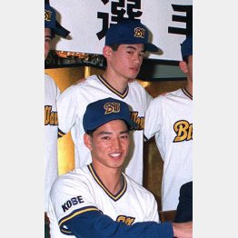 91年12月、入団会見に臨むイチロー（上）と田口／（Ｃ）共同通信社