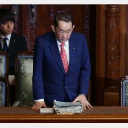 法案が可決され一礼する金田法相（Ｃ）日刊ゲンダイ