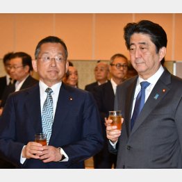 まんまと成立で山本農相とホッと一息（Ｃ）日刊ゲンダイ