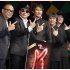 横山剣（左から２人目）は本人役で出演（Ｃ）日刊ゲンダイ