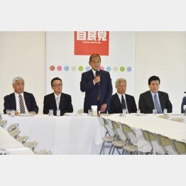 保岡興治・自民改憲本部長（中央）は「１ミリも動かさない」と発言（Ｃ）日刊ゲンダイ