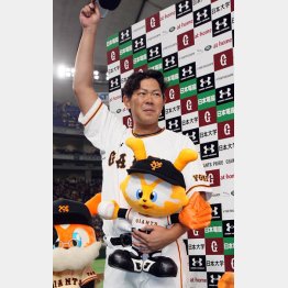 お立ち台では号泣（Ｃ）日刊ゲンダイ