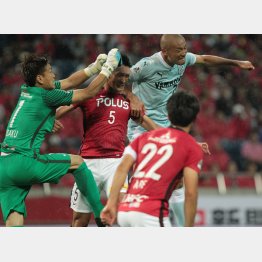 西川（左）の飛び出しは判断ミスだった （C）Norio ROKUKAWA／Office La Strada