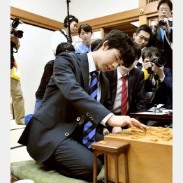 報道陣に見守られる藤井聡太四段（Ｃ）共同通信社