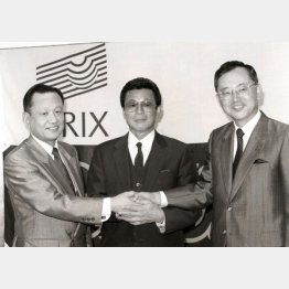 オリックス監督就任会見で（左から筆者、仰木氏、宮内オーナー）／（Ｃ）日刊ゲンダイ