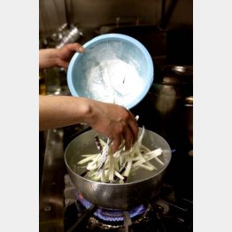 着火の原因は「コンロ」が半数近くを占める（Ｃ）日刊ゲンダイ