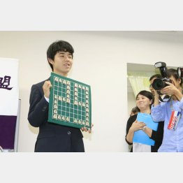 公式戦29連勝を達成した藤井聡太四段（Ｃ）日刊ゲンダイ