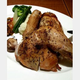 「シェ・アンドレ　ドゥ・サクレクール」の仏風ローストチキン／（Ｃ）日刊ゲンダイ