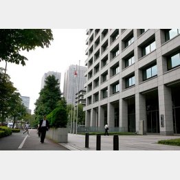 血税をしゃぶる…（霞が関の官庁街）／（Ｃ）日刊ゲンダイ