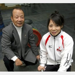 親子でメダルは史上3組目（女子重量挙げの三宅宏実選手と父の義行氏）／（Ｃ）日刊ゲンダイ