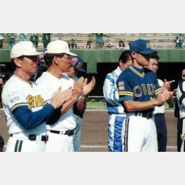 宮古島キャンプ打ち上げで（左から仰木監督、中西ヘッド、イチロー）／（C)共同通信社