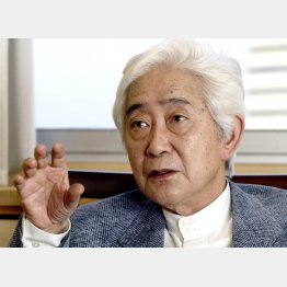 藤本義一さんからトロフィーを受け取った（Ｃ）日刊ゲンダイ