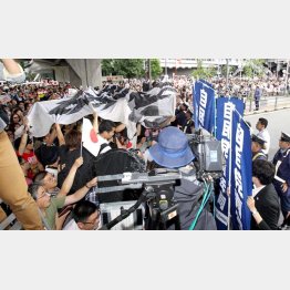 安倍首相の演説中に反自民の横断幕やプラカードを掲げる一団と競り合う党関係者（Ｃ）日刊ゲンダイ